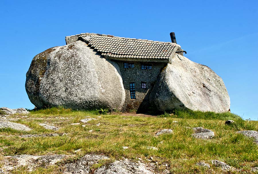 Необычные и редкие дома: дом-камень