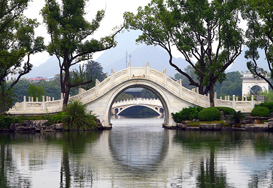 Мост в китайском саду