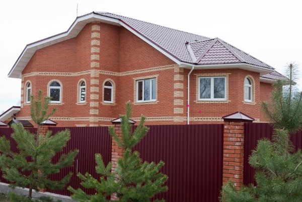 Двухэтажный дом из красного кирпича.