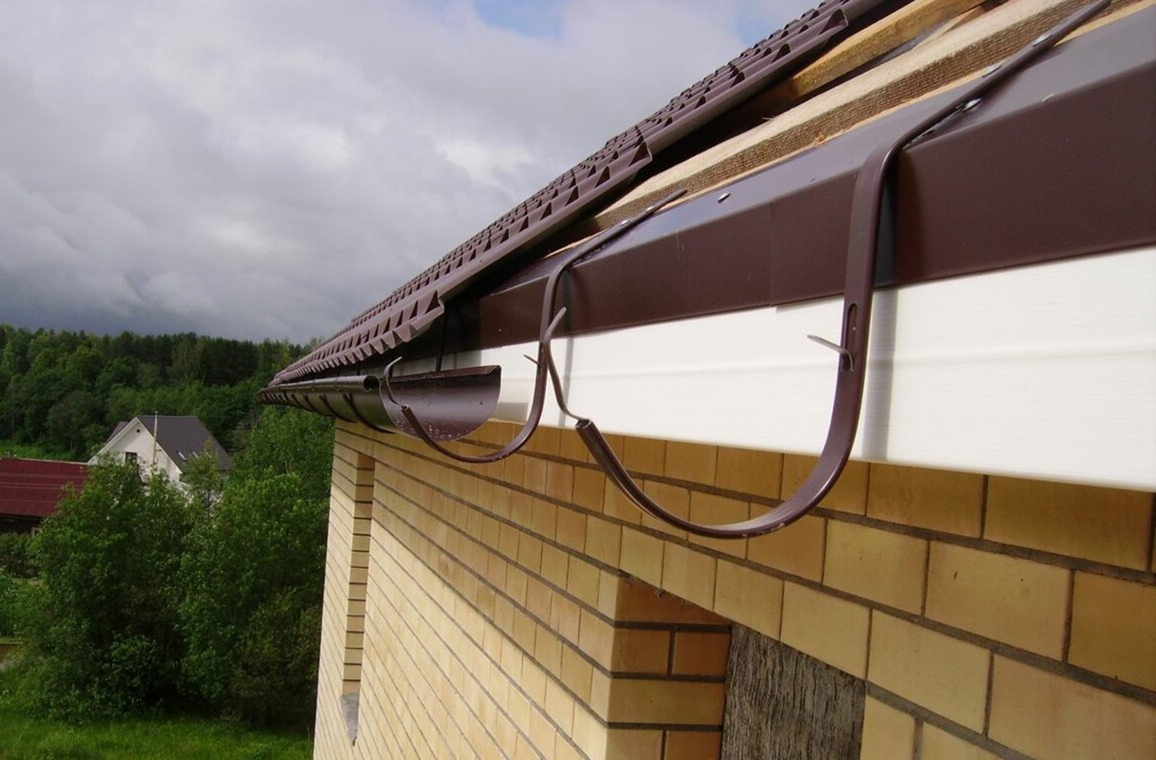 Как установить водостоки, если крыша уже покрыта